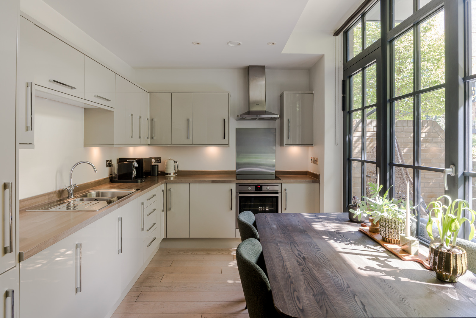 cuisine en L et salle à manger décoration contemporaine tons naturels appartement avec terrasse Londres cuisine en L et salle à manger décoration contemporaine tons naturels appartement avec terrasse Londres