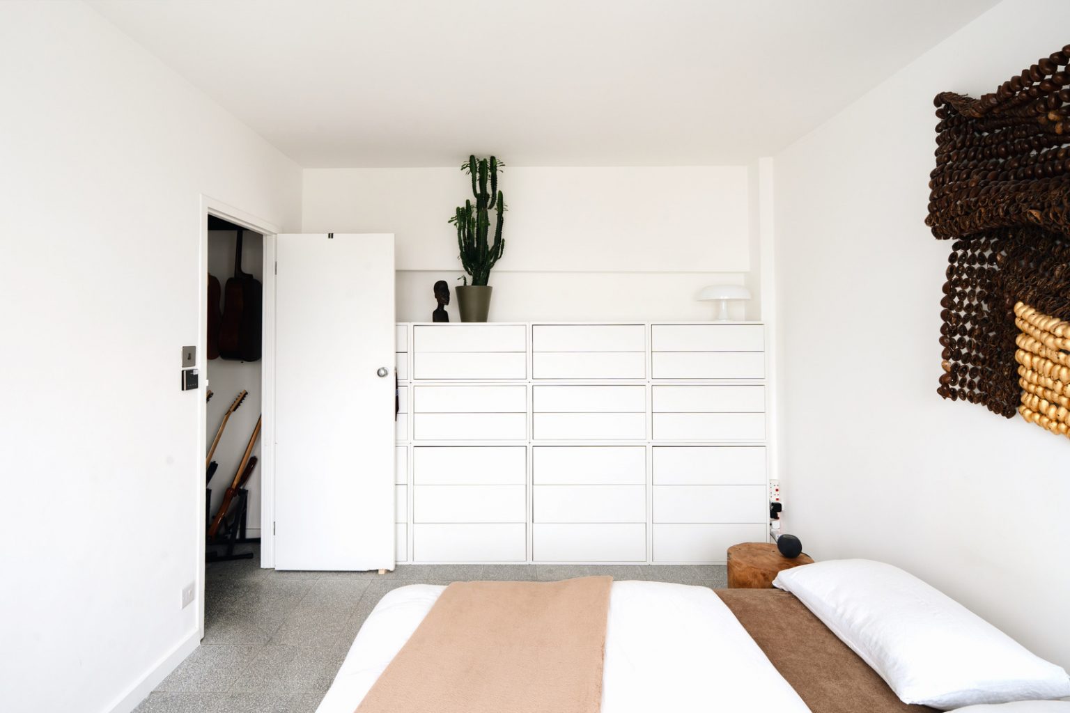 chambre minimaliste appartement moderniste de 58m2 à Londres décoration design