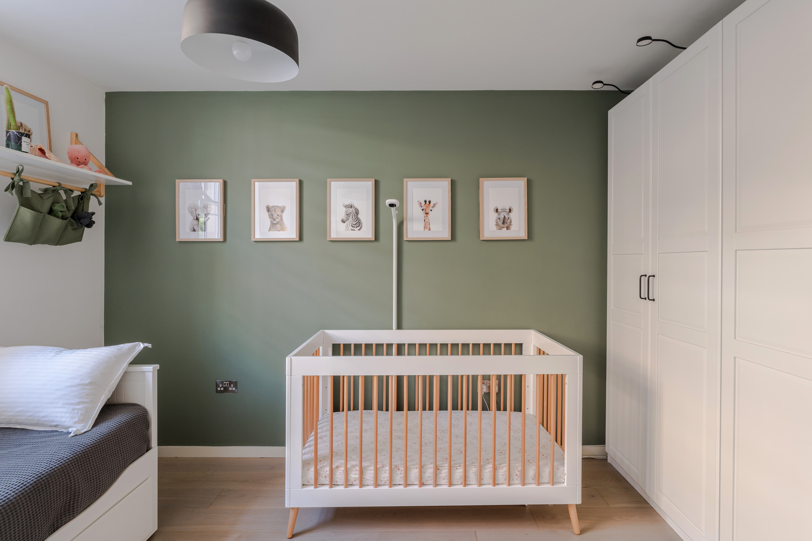 chambre enfant mur vert décoration contemporaine tons naturels appartement avec terrasse Londres chambre enfant mur vert décoration contemporaine tons naturels appartement avec terrasse Londres