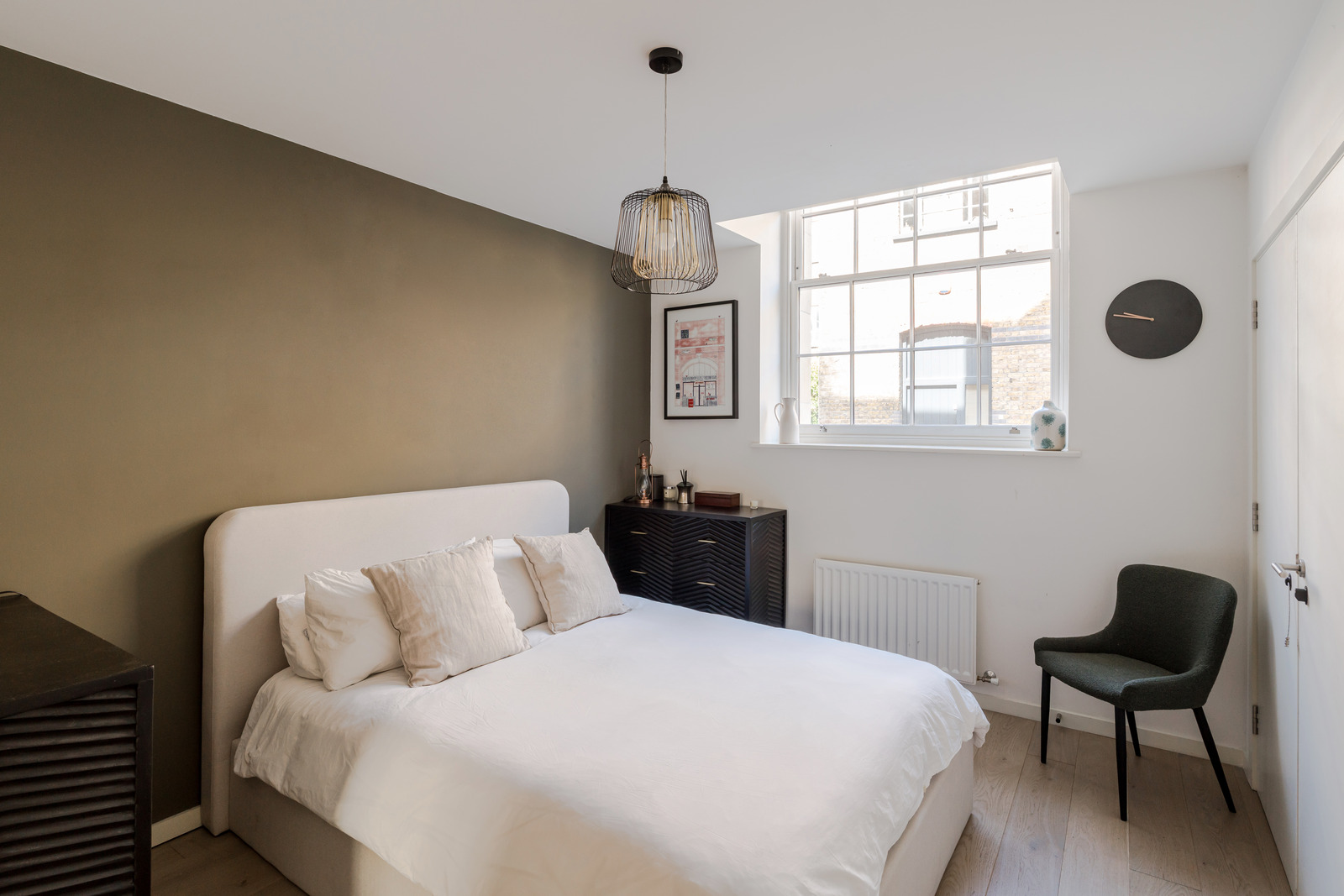 chambre mur marron clair décoration contemporaine tons naturels appartement avec terrasse Londres chambre mur marron clair décoration contemporaine tons naturels appartement avec terrasse Londres