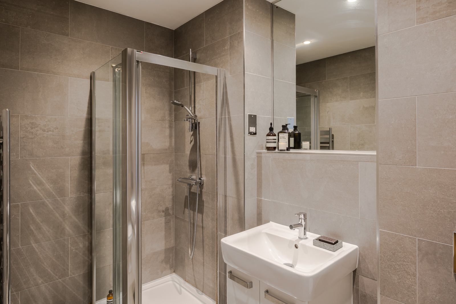 salle de bain beige décoration contemporaine tons naturels appartement avec terrasse Londres salle de bain beige décoration contemporaine tons naturels appartement avec terrasse Londres