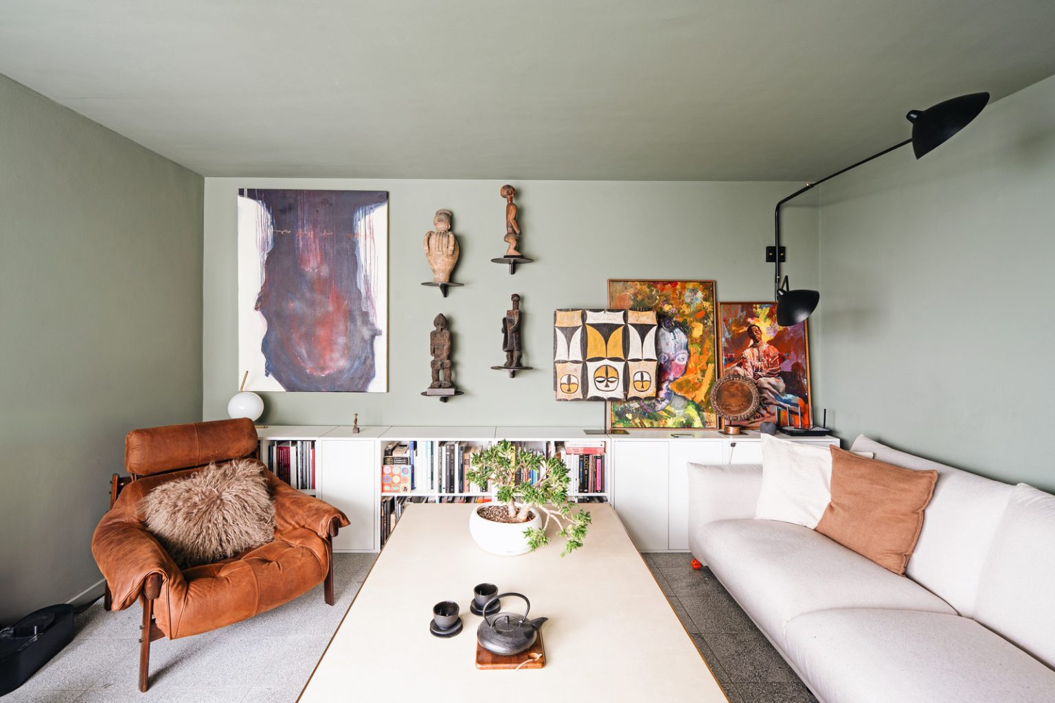 salon murs et plafonds verts appartement moderniste de 58m2 à Londres décoration design