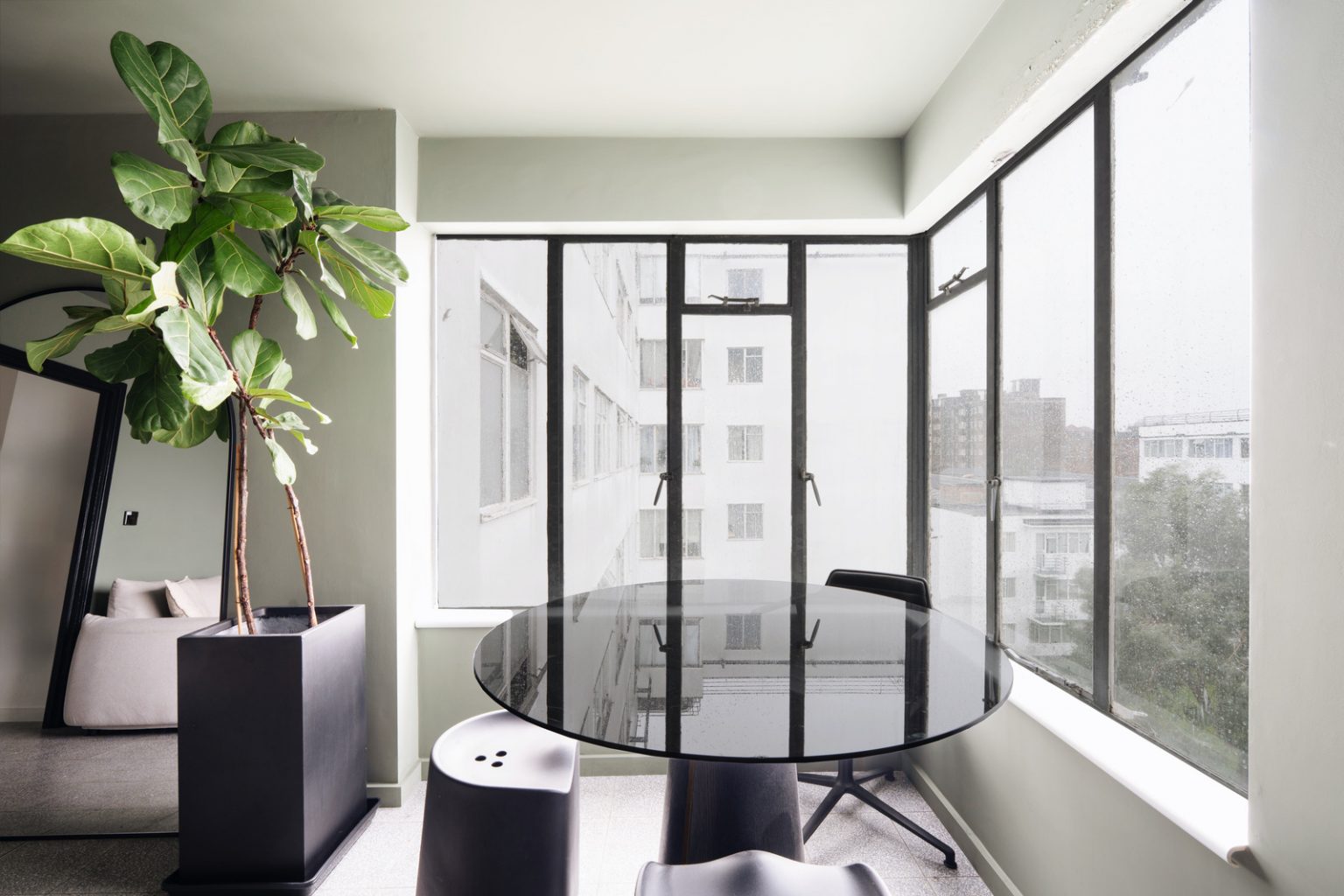 salle à manger murs et plafonds verts appartement moderniste de 58m2 à Londres décoration design