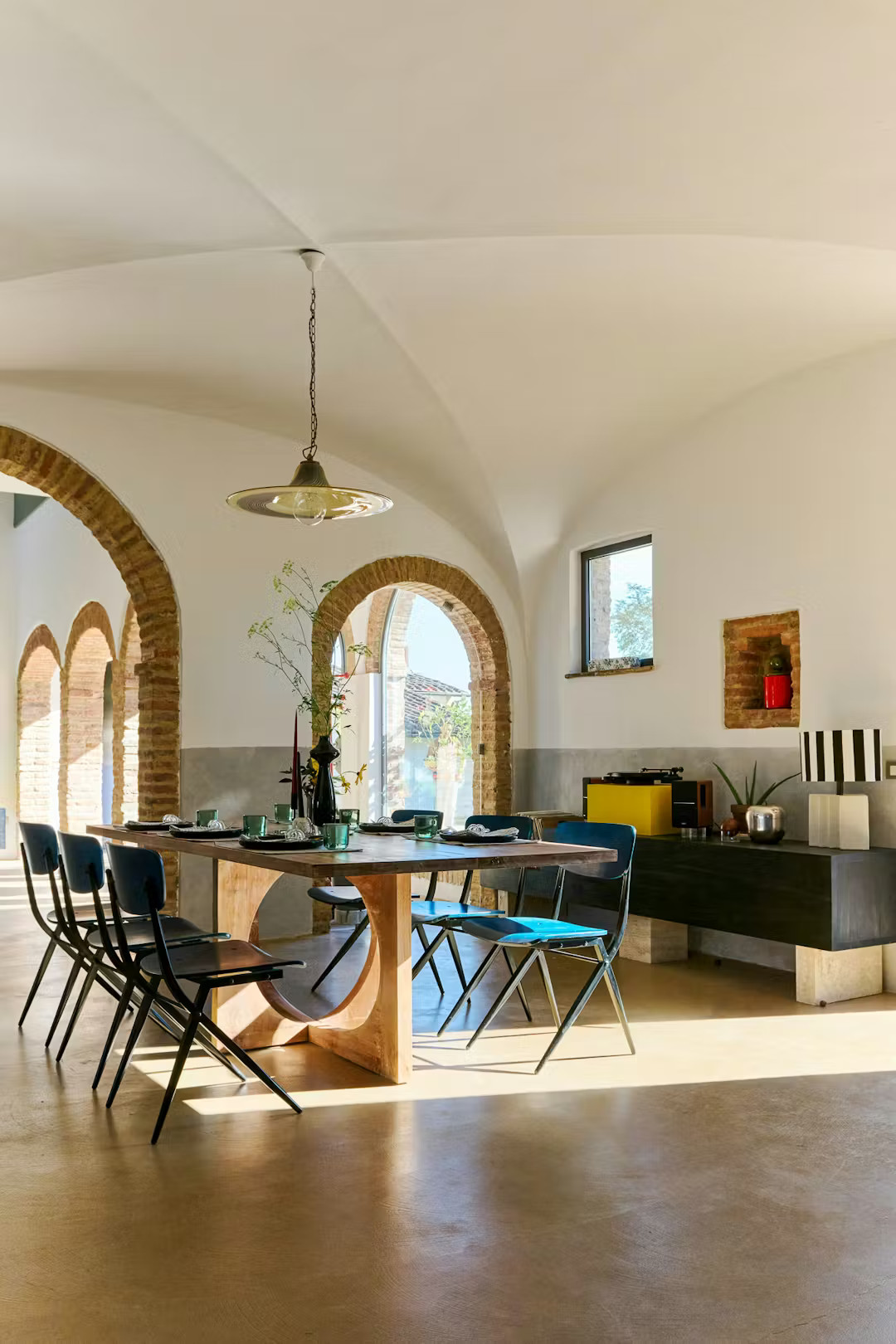 salle à manger avec ouvertures cintrées décoration design maison ancienne rénovée Italie Villa Mamo