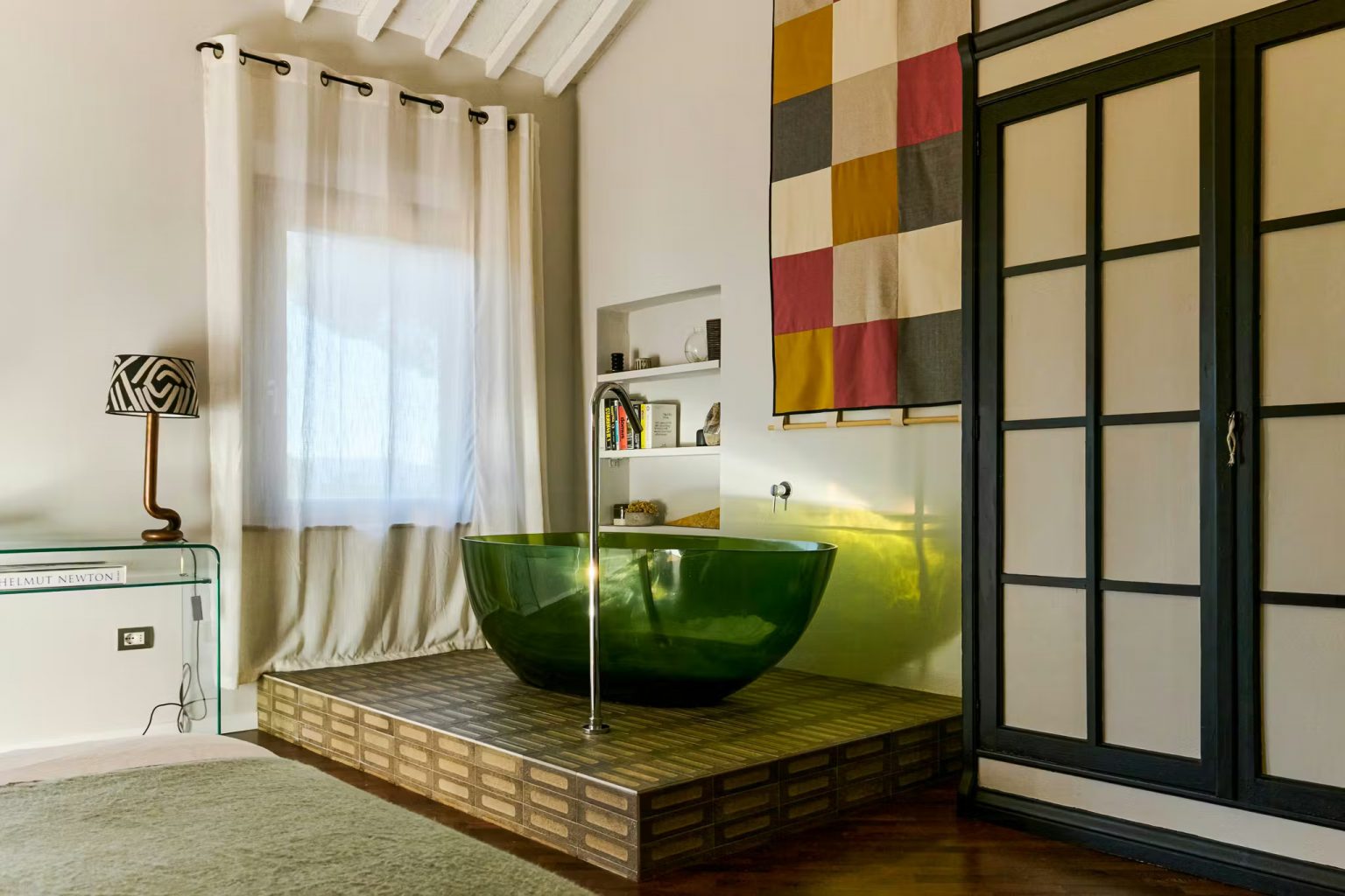 chambre avec baignoire transparente verte maison ancienne rénovée Italie Villa Mamo