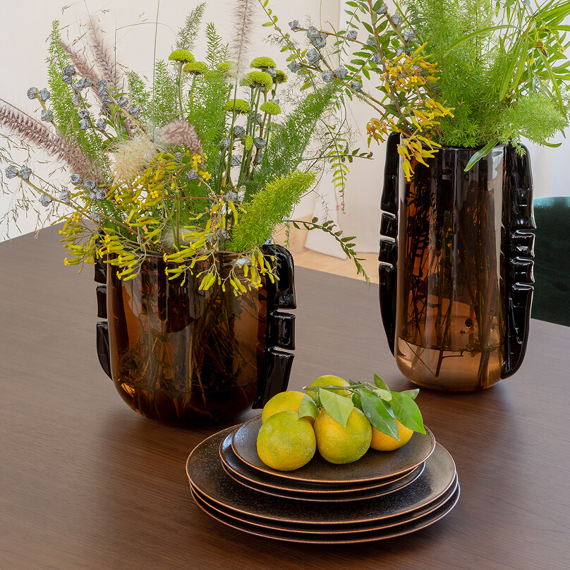 salle à manger table noyer vases verre brun catalogue AM PM 2026 collection Patio Méditerranéen