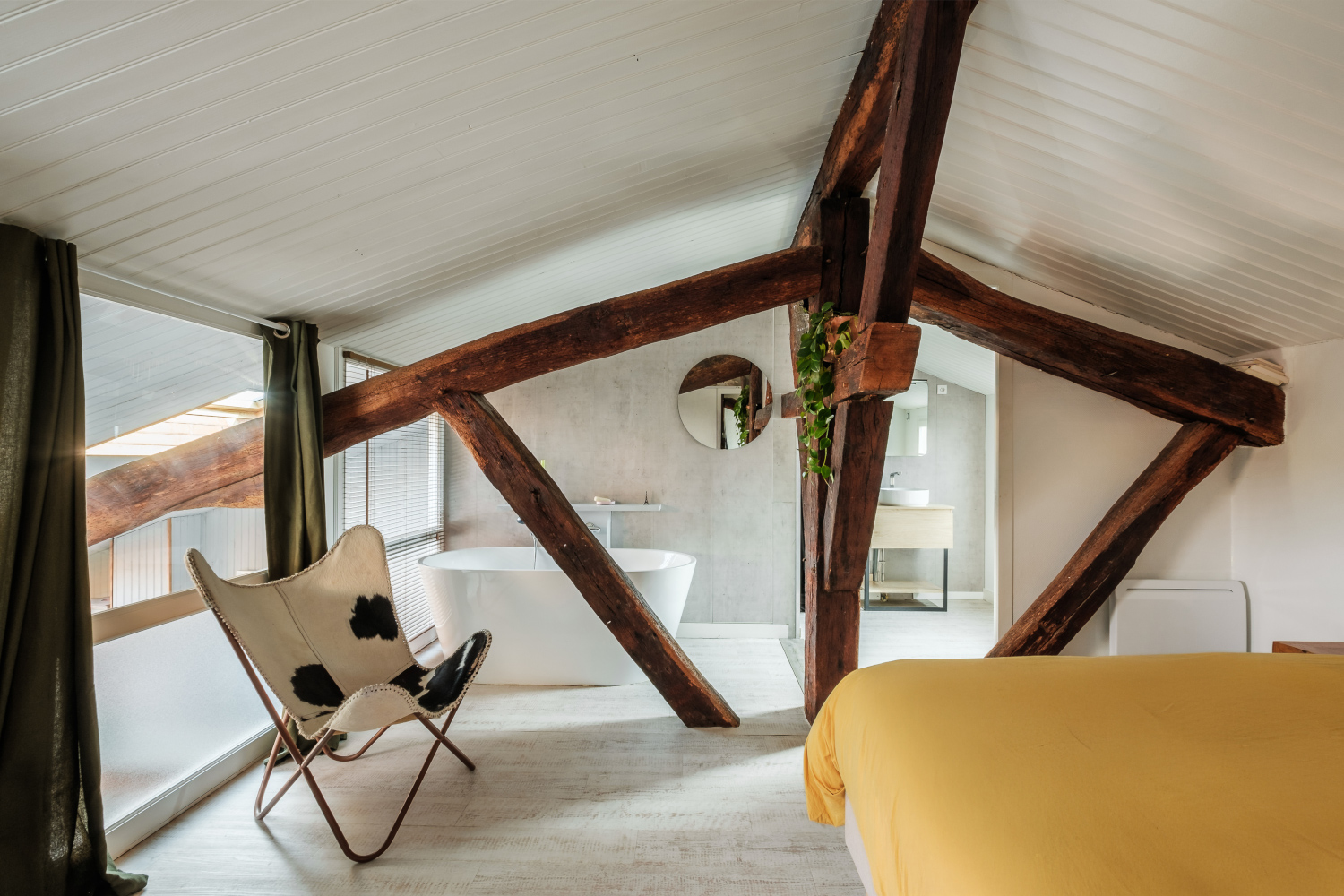chambre avec salle de bain avec poutres appartement La Rochelle en duplex décoration contemporaine Photo : © Koda.Production