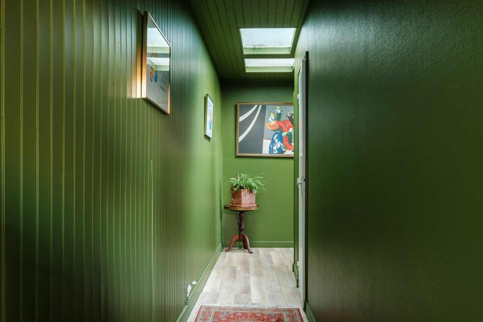 couloir peint en vert appartement La Rochelle en duplex décoration contemporaine Photo : © Koda.Production