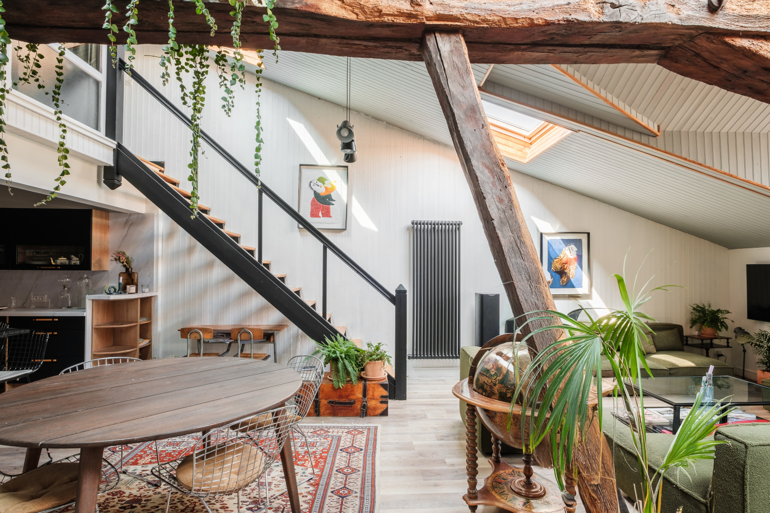 salon avec poutres appartement La Rochelle en duplex décoration contemporaine Photo : © Koda.Production