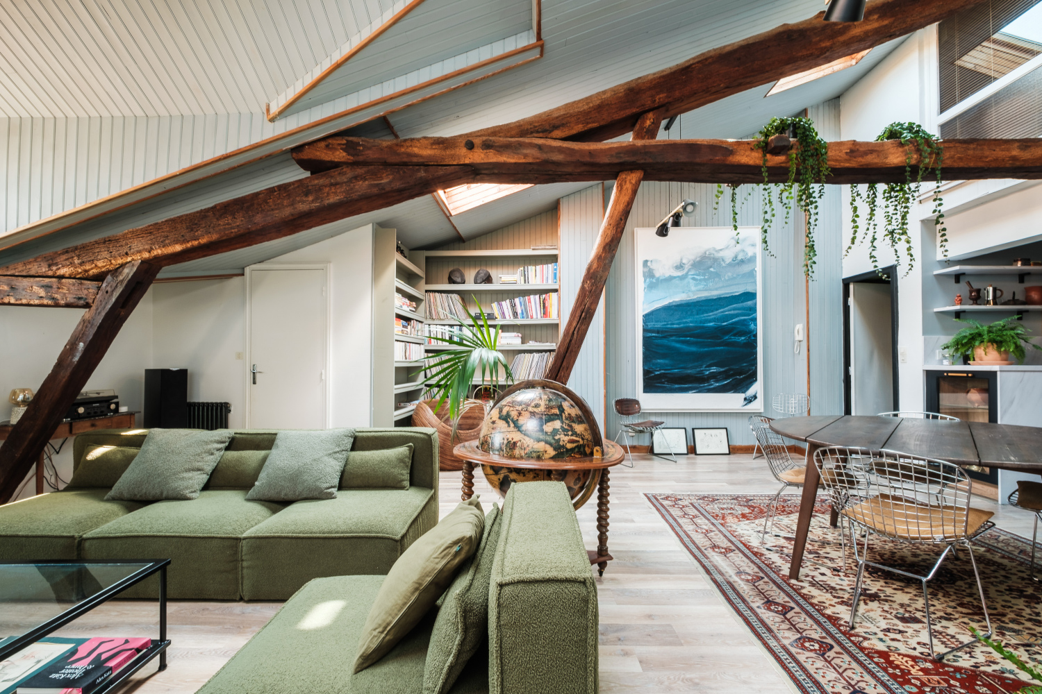 salon avec poutres appartement La Rochelle en duplex décoration contemporaine Photo : © Koda.Production