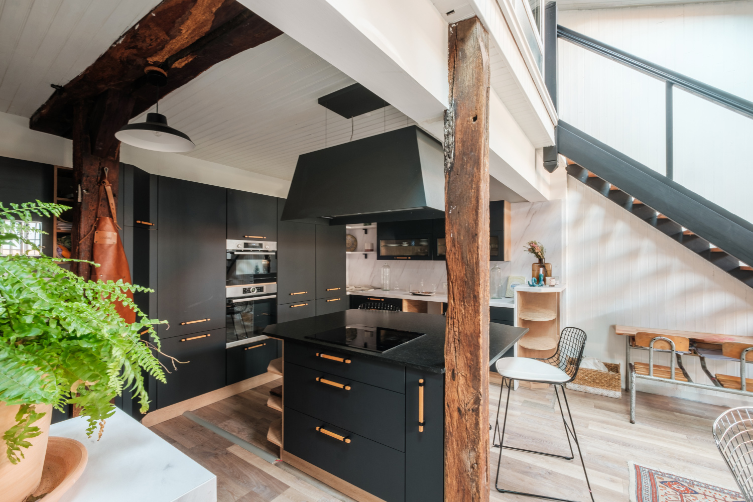 cuisine ouverte dans salon avec poutres appartement La Rochelle en duplex décoration contemporaine Photo : © Koda.Production