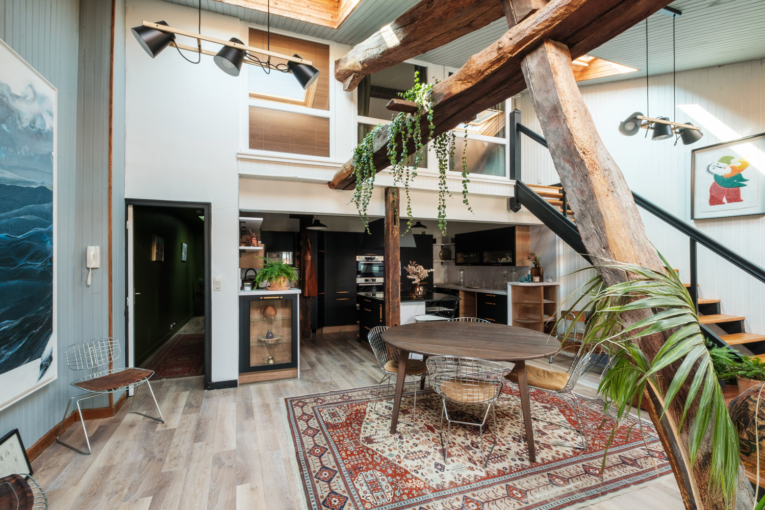 salon avec poutres appartement La Rochelle en duplex décoration contemporaine Photo : © Koda.Production