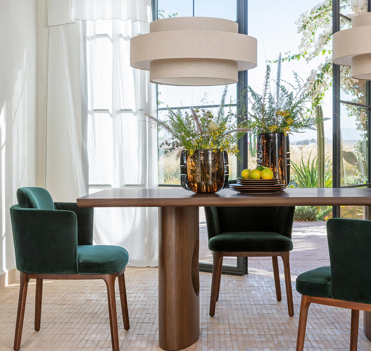 salle à manger table noyer fauteuil de table velours vert catalogue AM PM 2026 collection Patio Méditerranéen