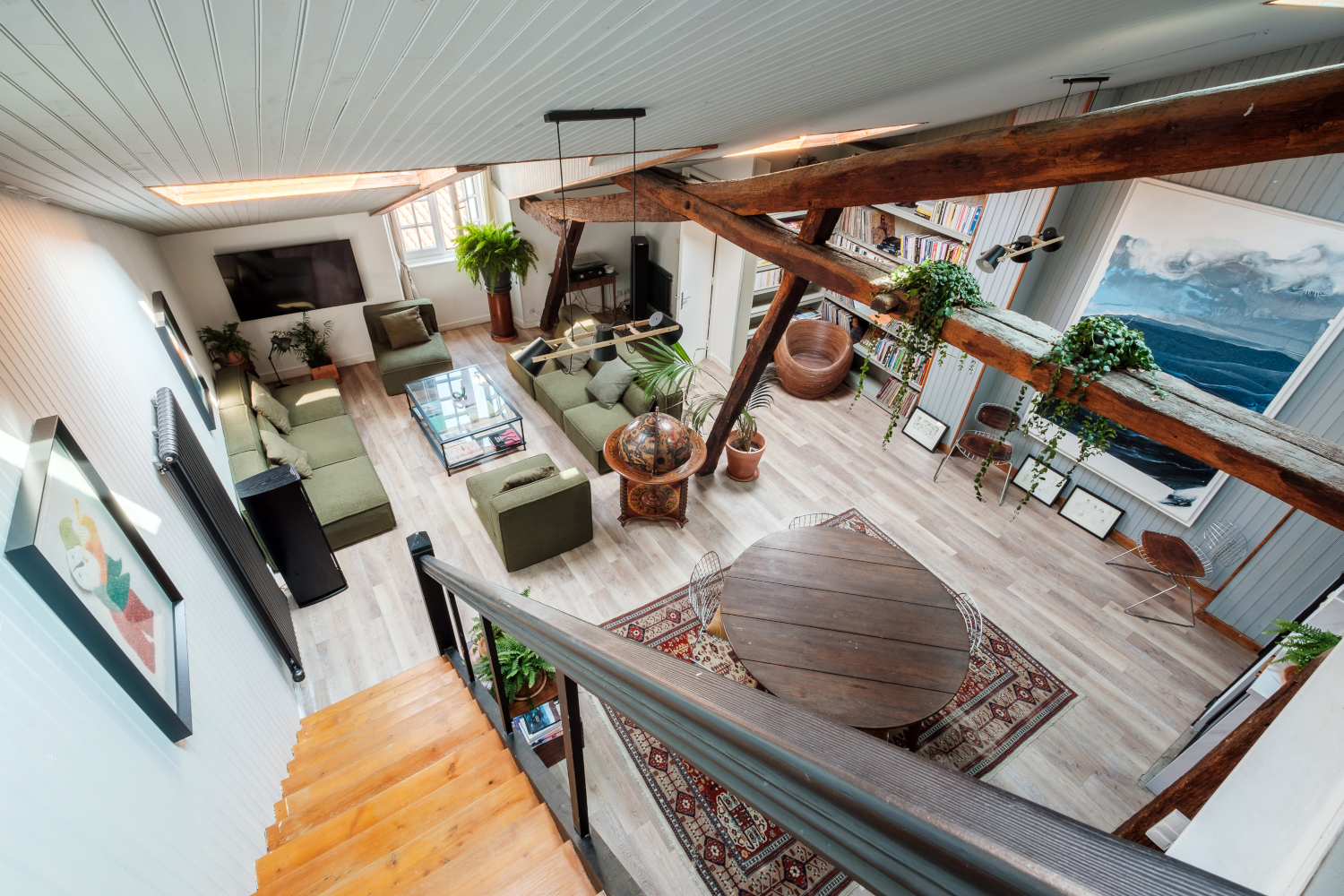 salon avec poutres appartement La Rochelle en duplex décoration contemporaine Photo : © Koda.Production