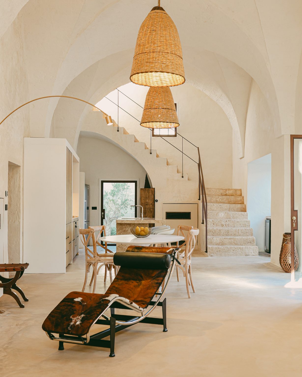 cuisine et salle à manger avec cheminée masseria du 18e siècle rénovée Masseria Gemini Pouilles décoration contemporaine