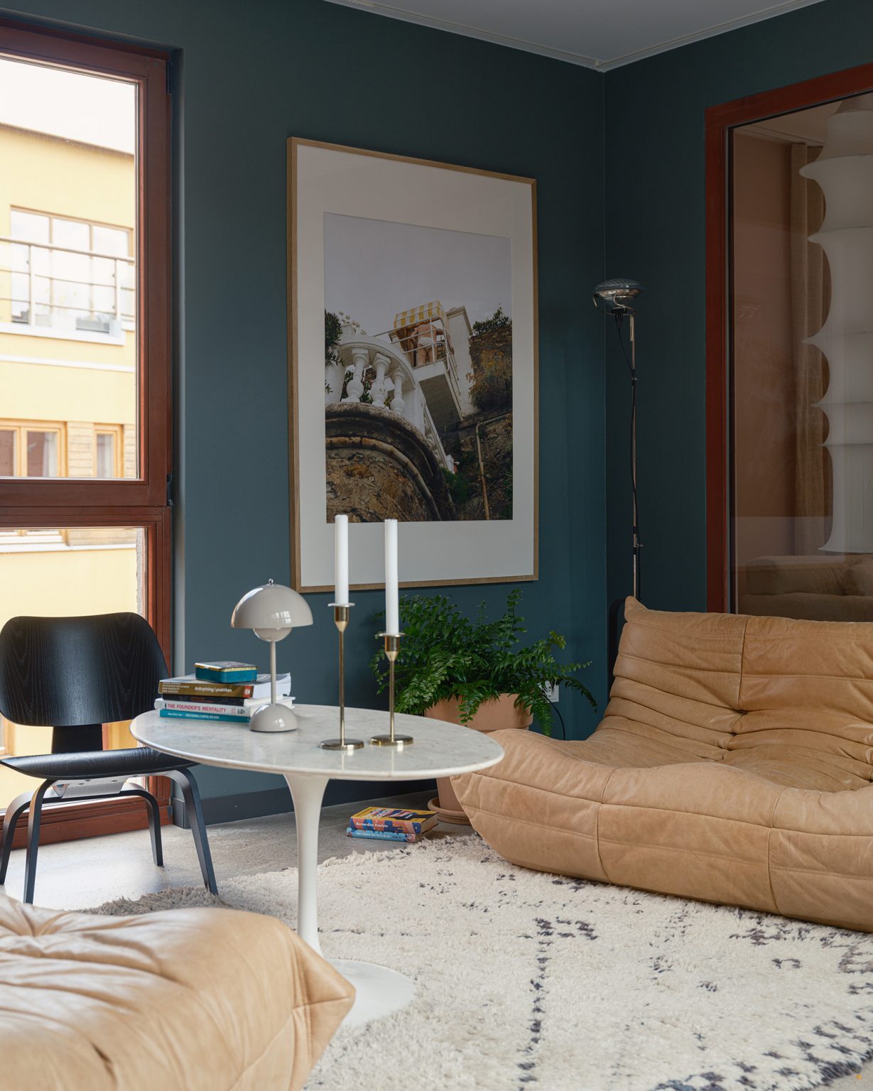 salon décoration design vintage canapé Togo maison de ville moderniste Packhus