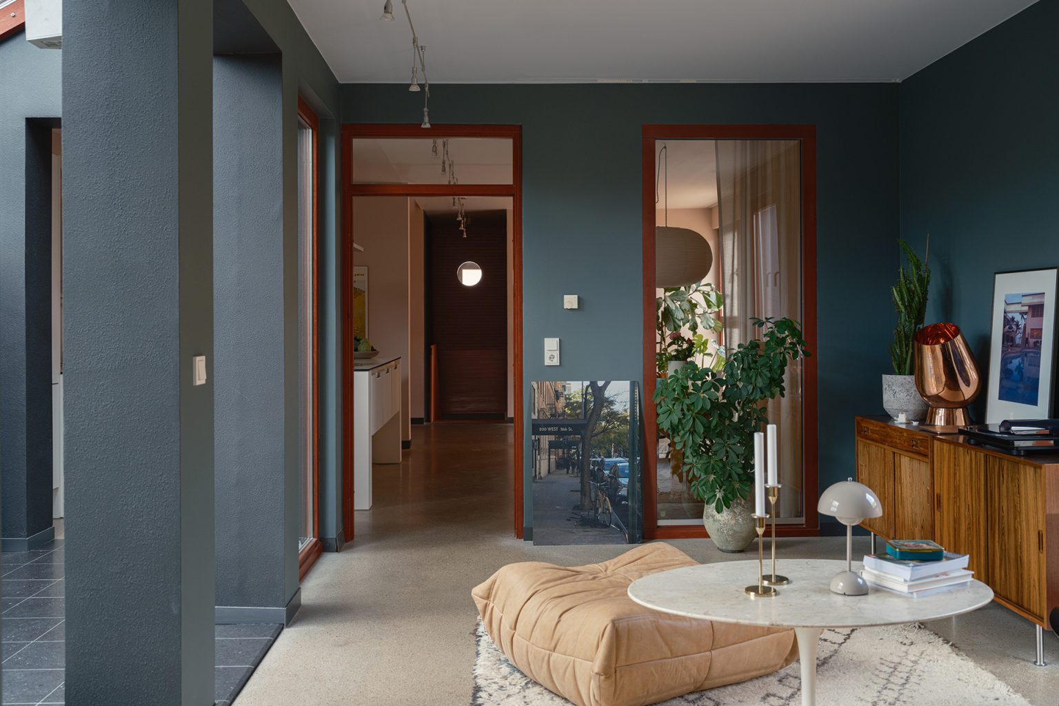 salon décoration design vintage canapé Togo maison de ville moderniste Packhus