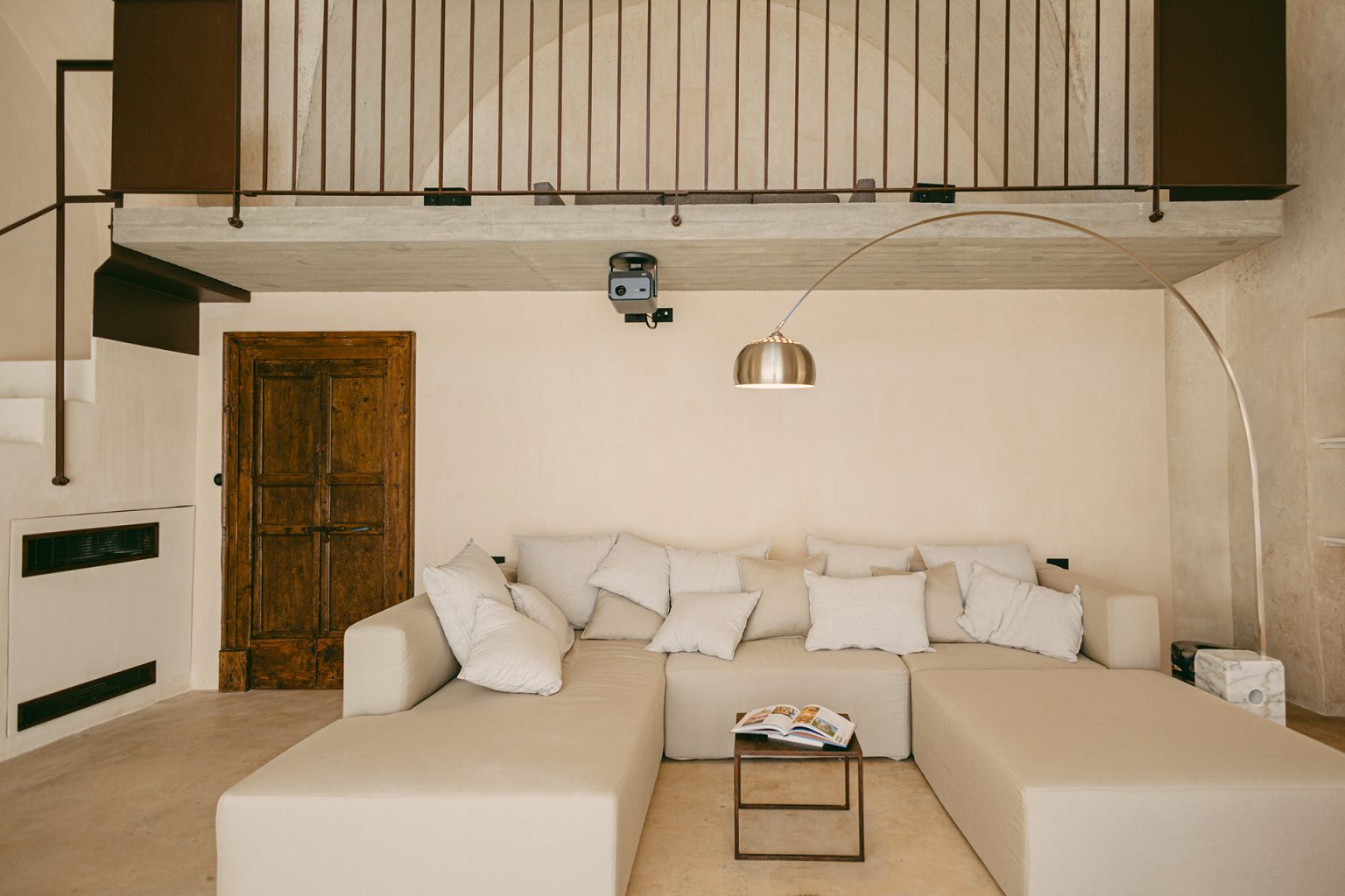 salon avec voûtes masseria du 18e siècle rénovée Masseria Gemini Pouilles décoration contemporaine