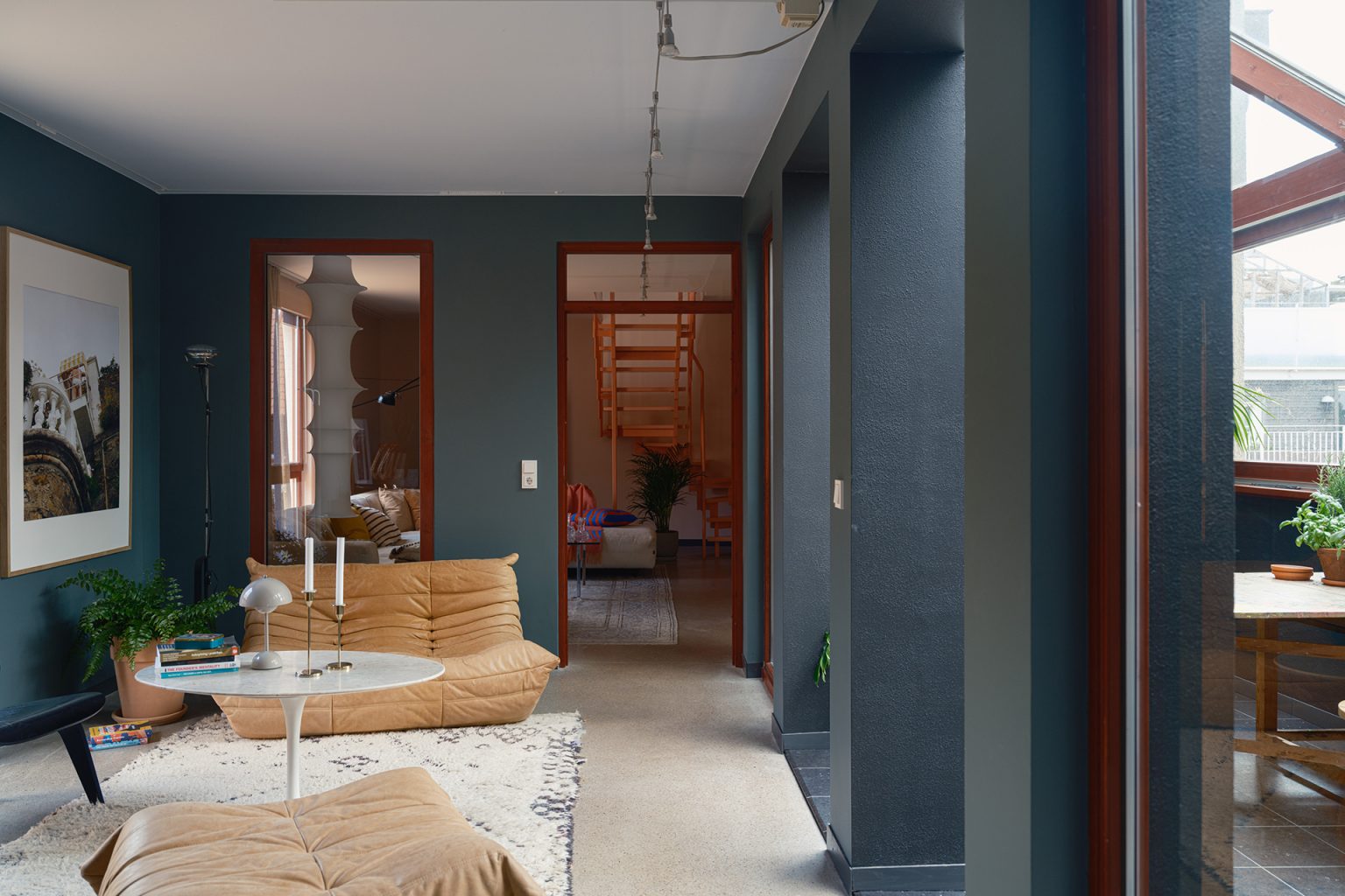 salon décoration design vintage canapé Togo maison de ville moderniste Packhus