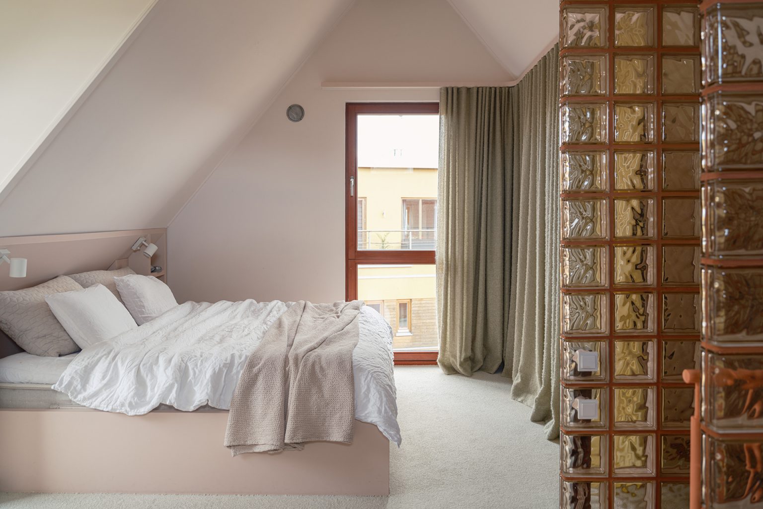 chambre avec pavés de verre maison de ville moderniste Packhus