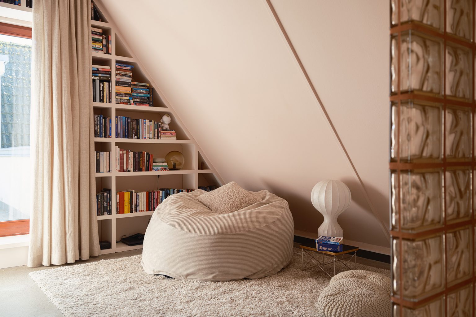 chambre avec pavés de verre maison de ville moderniste Packhus