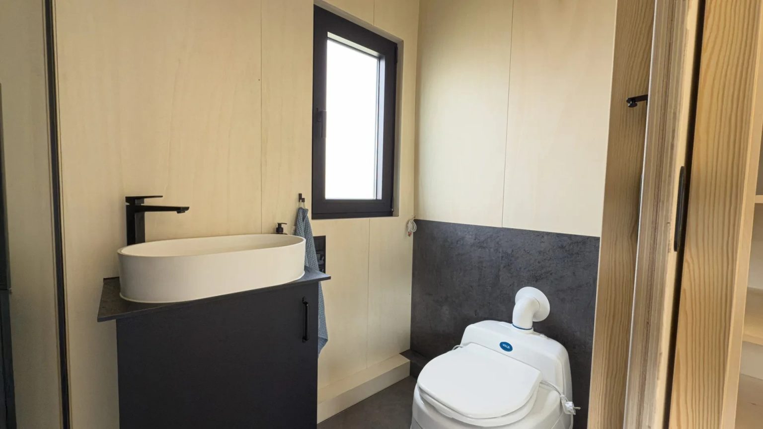 salle de bain mini maison mobile hors réseau Mobi Freedom de Mobi House