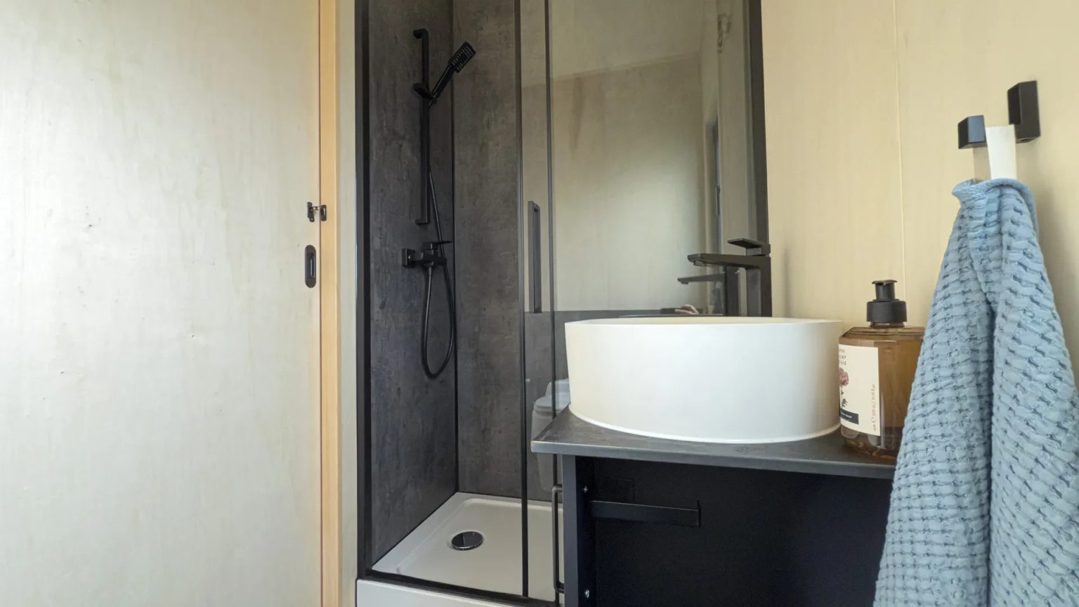 salle de bain mini maison mobile hors réseau Mobi Freedom de Mobi House