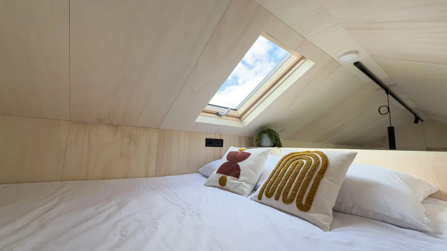 chambre loft mini maison mobile hors réseau Mobi Freedom de Mobi House