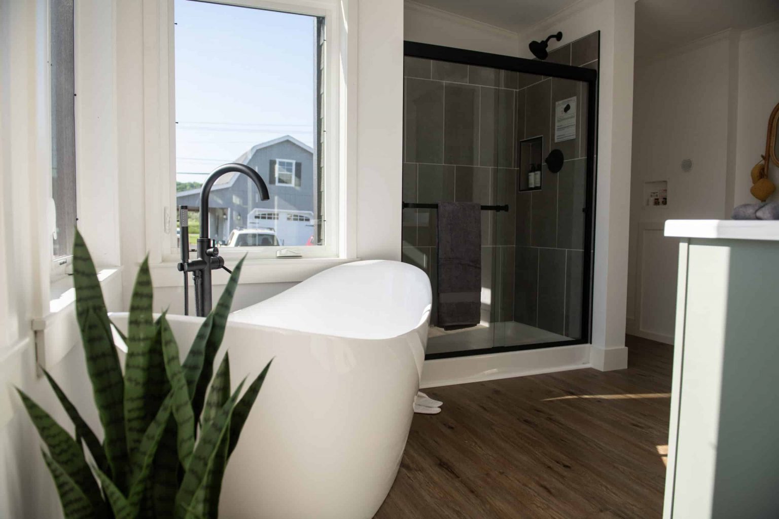 salle de bain design petite maison de 62m2 Sonoma par Zook Cabins