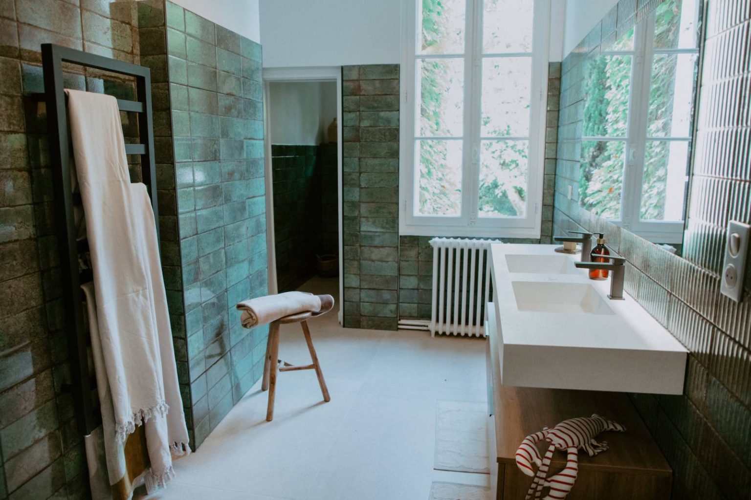salle de bain verte avec fenêtre décoration contemporaine et classique chic Maison Mandel Bordeaux
