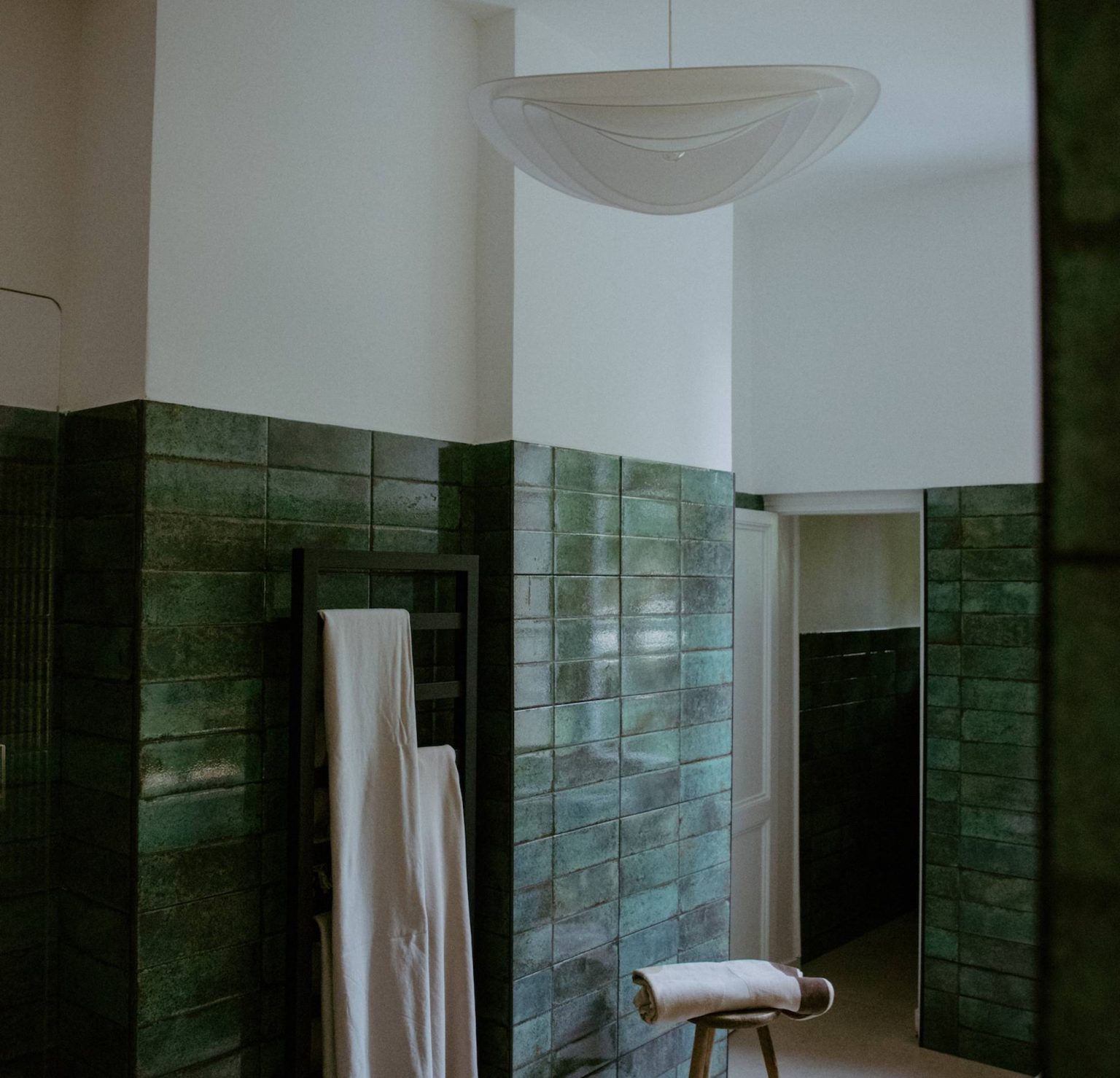 salle de bain verte avec fenêtre décoration contemporaine et classique chic Maison Mandel Bordeaux