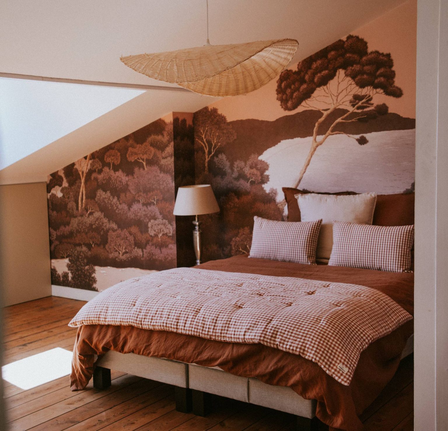 chambre mansardée papier-peint panoramique décoration contemporaine et classique chic Maison Mandel Bordeaux