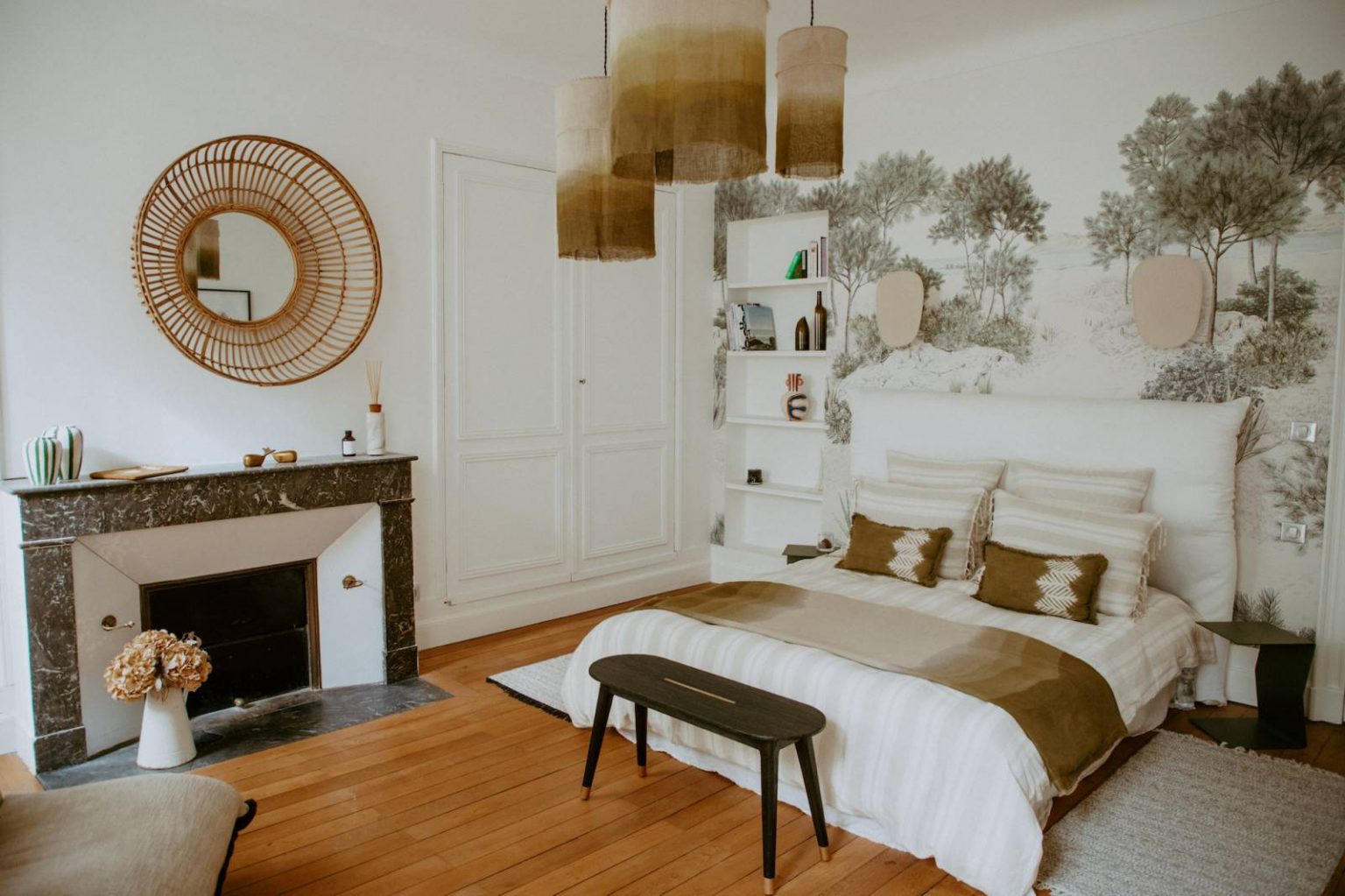 chambre avec cheminée et papier-peint panoramique Isidore Leroy décoration contemporaine et classique chic Maison Mandel Bordeaux