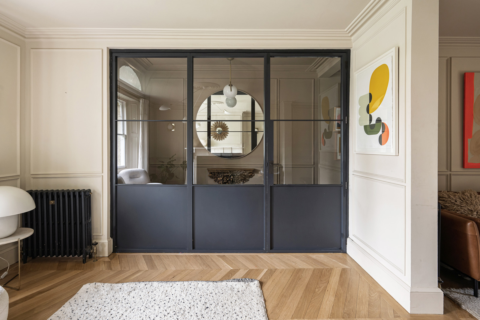 salon avec verrière noir métal décoration contemporaine dans maison accolée familiale rénovée en Angleterre salon avec verrière noir métal décoration contemporaine dans maison accolée familiale rénovée en Angleterre