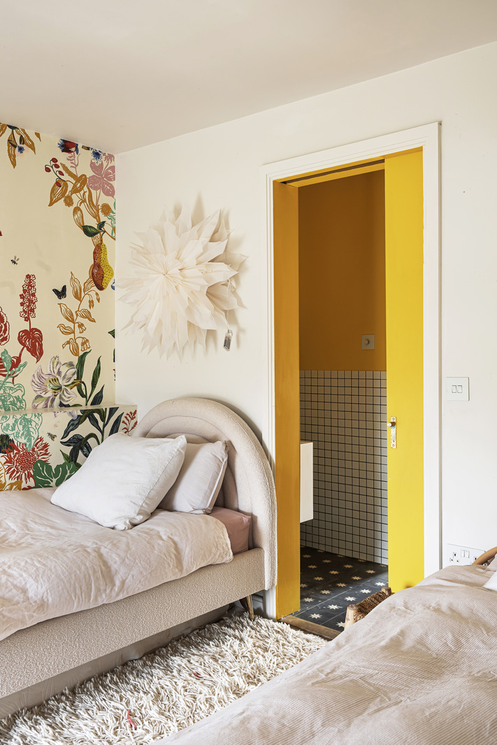 chambre enfant avec papier-peint décoration contemporaine dans maison accolée familiale rénovée en Angleterre chambre enfant avec papier-peint décoration contemporaine dans maison accolée familiale rénovée en Angleterre