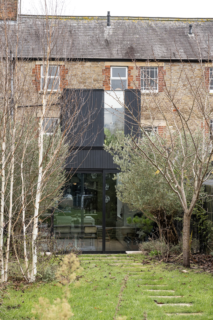 maison accolée familiale rénovée et agrandie sur jardin arrière en Angleterre maison accolée familiale rénovée et agrandie sur jardin arrière en Angleterre