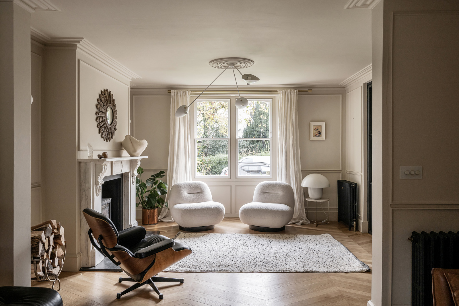salon avec cheminée décoration contemporaine dans maison accolée familiale rénovée en Angleterre salon avec cheminée décoration contemporaine dans maison accolée familiale rénovée en Angleterre