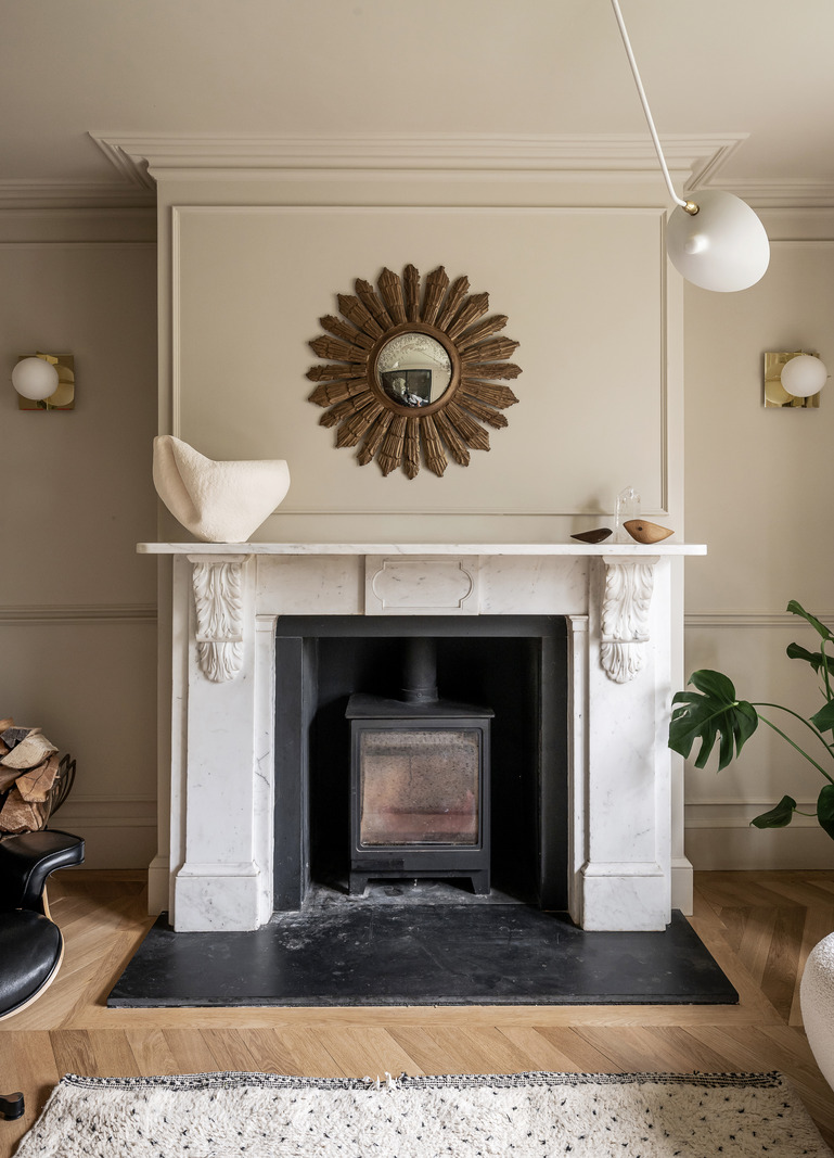 salon avec cheminée décoration contemporaine dans maison accolée familiale rénovée en Angleterre salon avec cheminée décoration contemporaine dans maison accolée familiale rénovée en Angleterre
