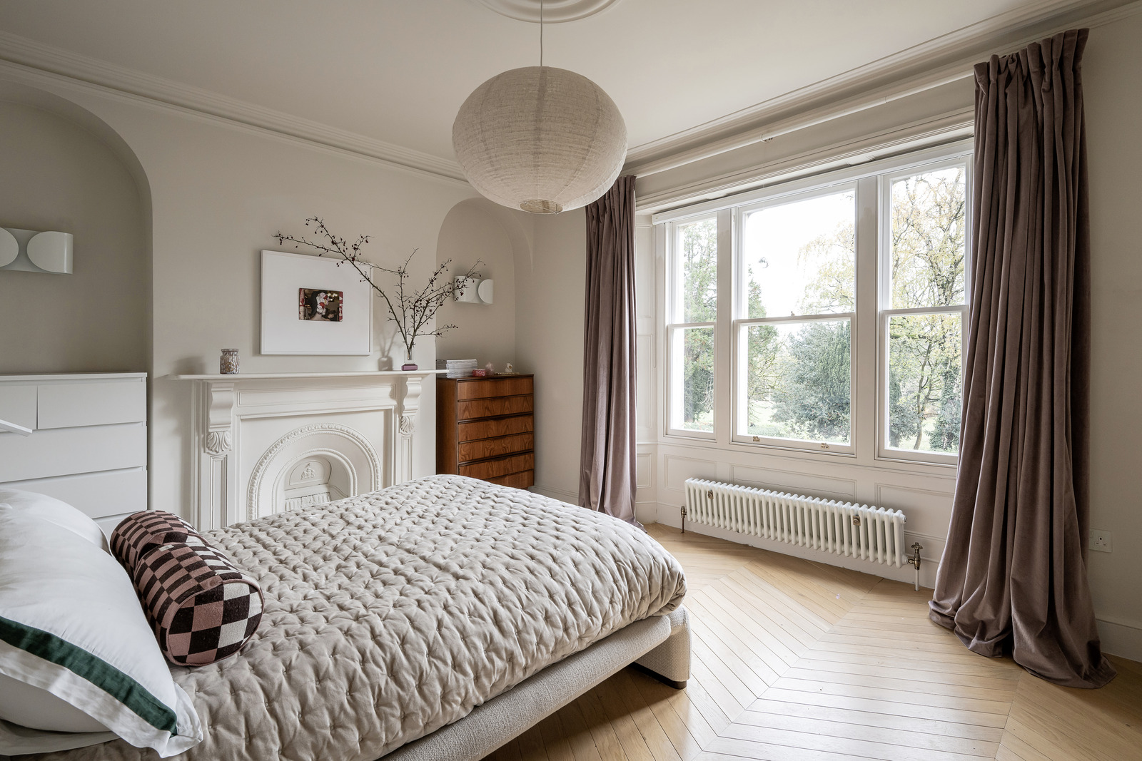chambre avec cheminée décoration contemporaine dans maison accolée familiale rénovée en Angleterre chambre avec cheminée décoration contemporaine dans maison accolée familiale rénovée en Angleterre