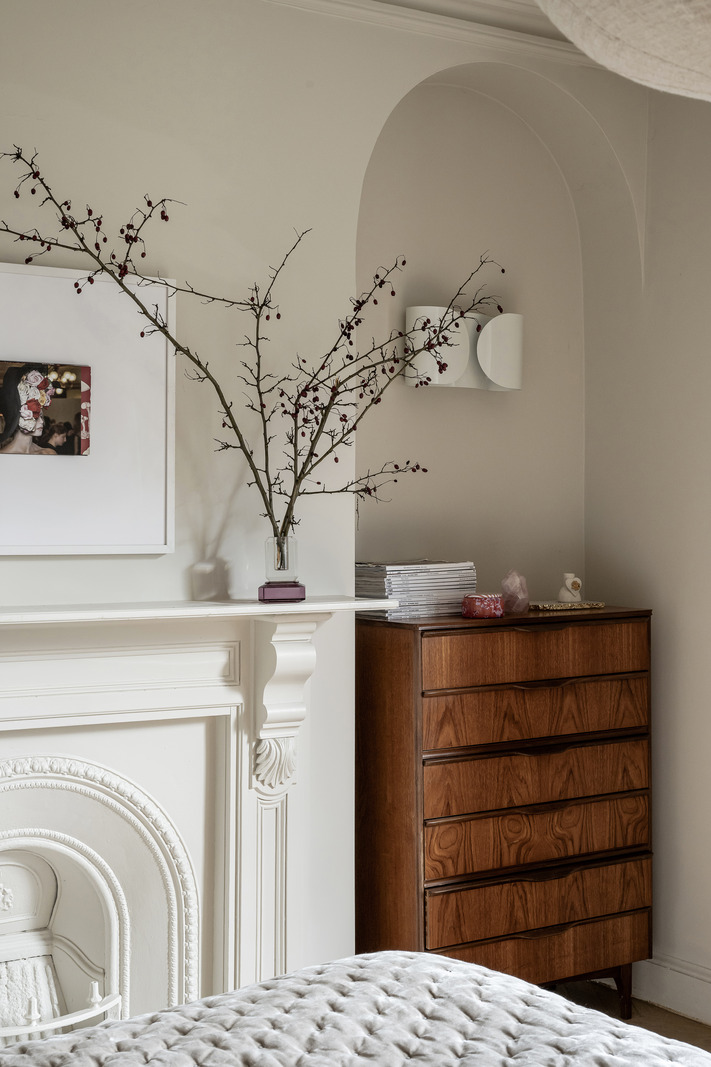 chambre avec cheminée décoration contemporaine dans maison accolée familiale rénovée en Angleterre chambre avec cheminée décoration contemporaine dans maison accolée familiale rénovée en Angleterre