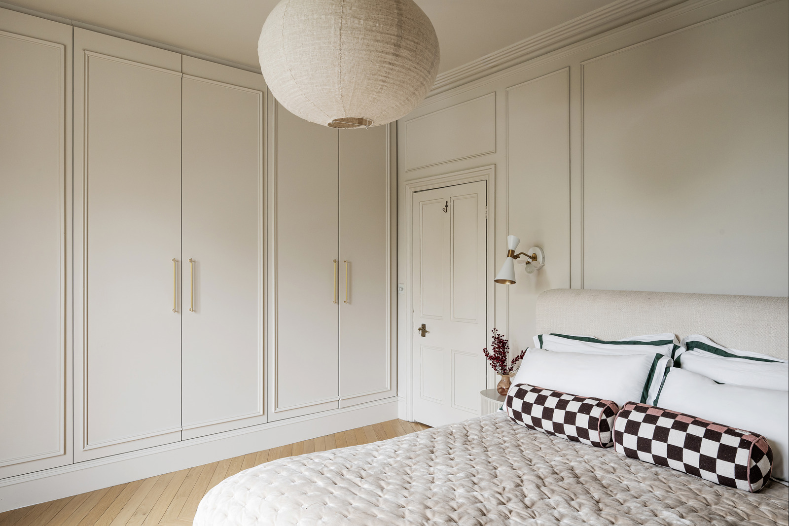 chambre avec placard décoration contemporaine dans maison accolée familiale rénovée en Angleterre chambre avec placard décoration contemporaine dans maison accolée familiale rénovée en Angleterre