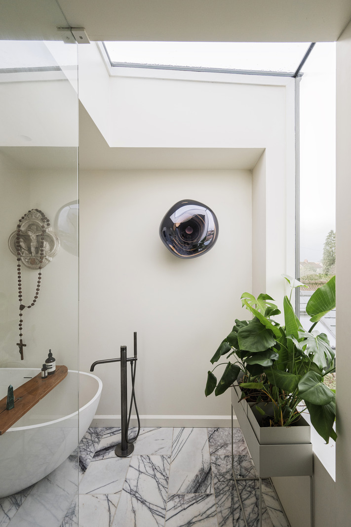 salle de bain design marbre blanc décoration contemporaine dans maison accolée familiale rénovée en Angleterre salle de bain design marbre blanc décoration contemporaine dans maison accolée familiale rénovée en Angleterre