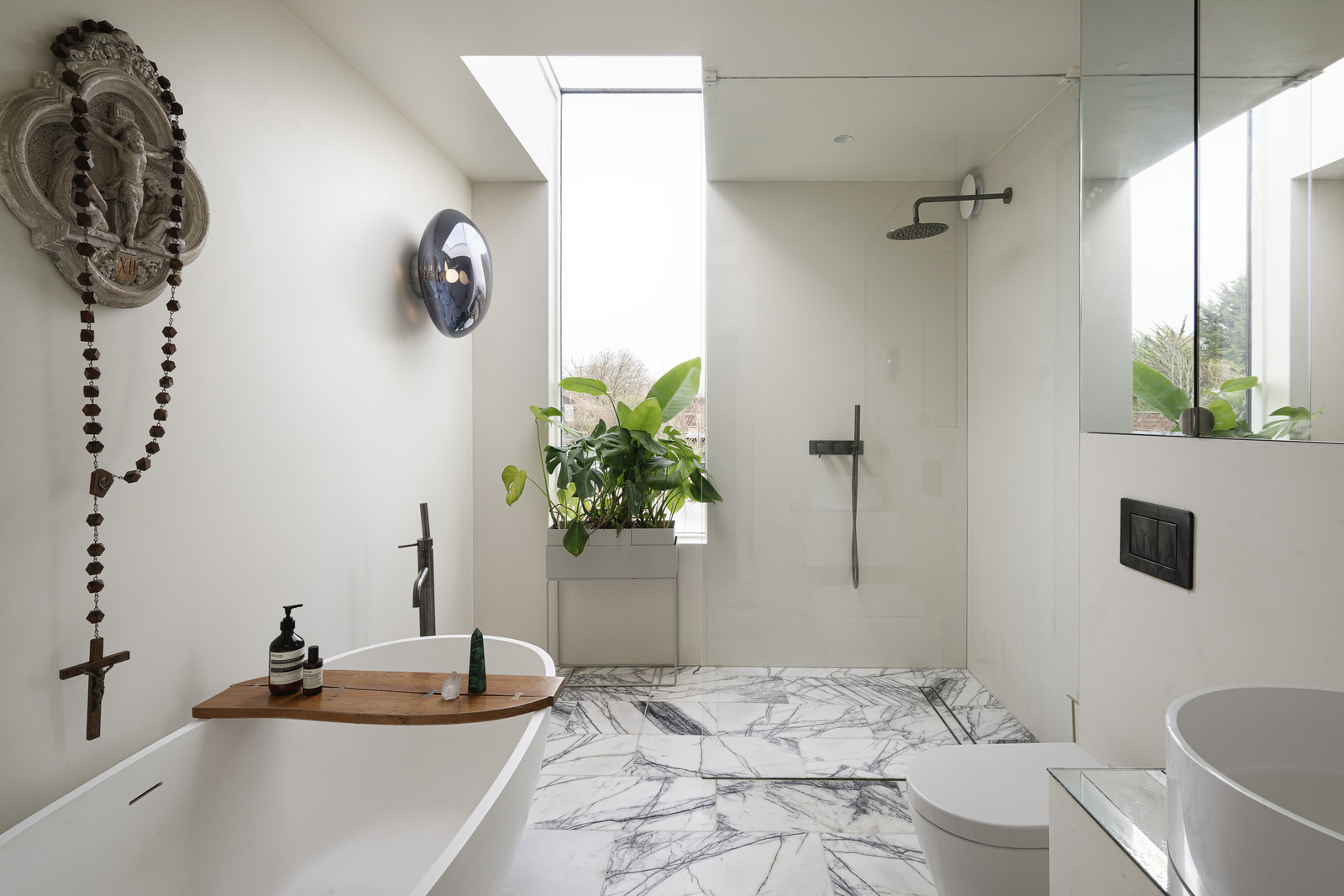 salle de bain design marbre blanc décoration contemporaine dans maison accolée familiale rénovée en Angleterre salle de bain design marbre blanc décoration contemporaine dans maison accolée familiale rénovée en Angleterre