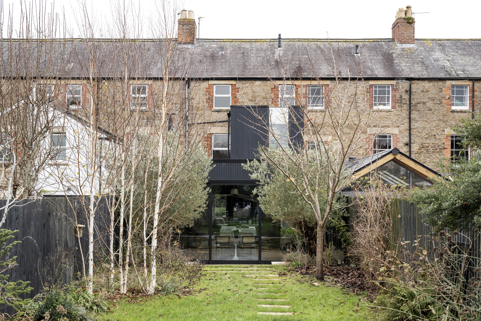 maison accolée familiale rénovée et agrandie sur jardin arrière en Angleterre maison accolée familiale rénovée et agrandie sur jardin arrière en Angleterre