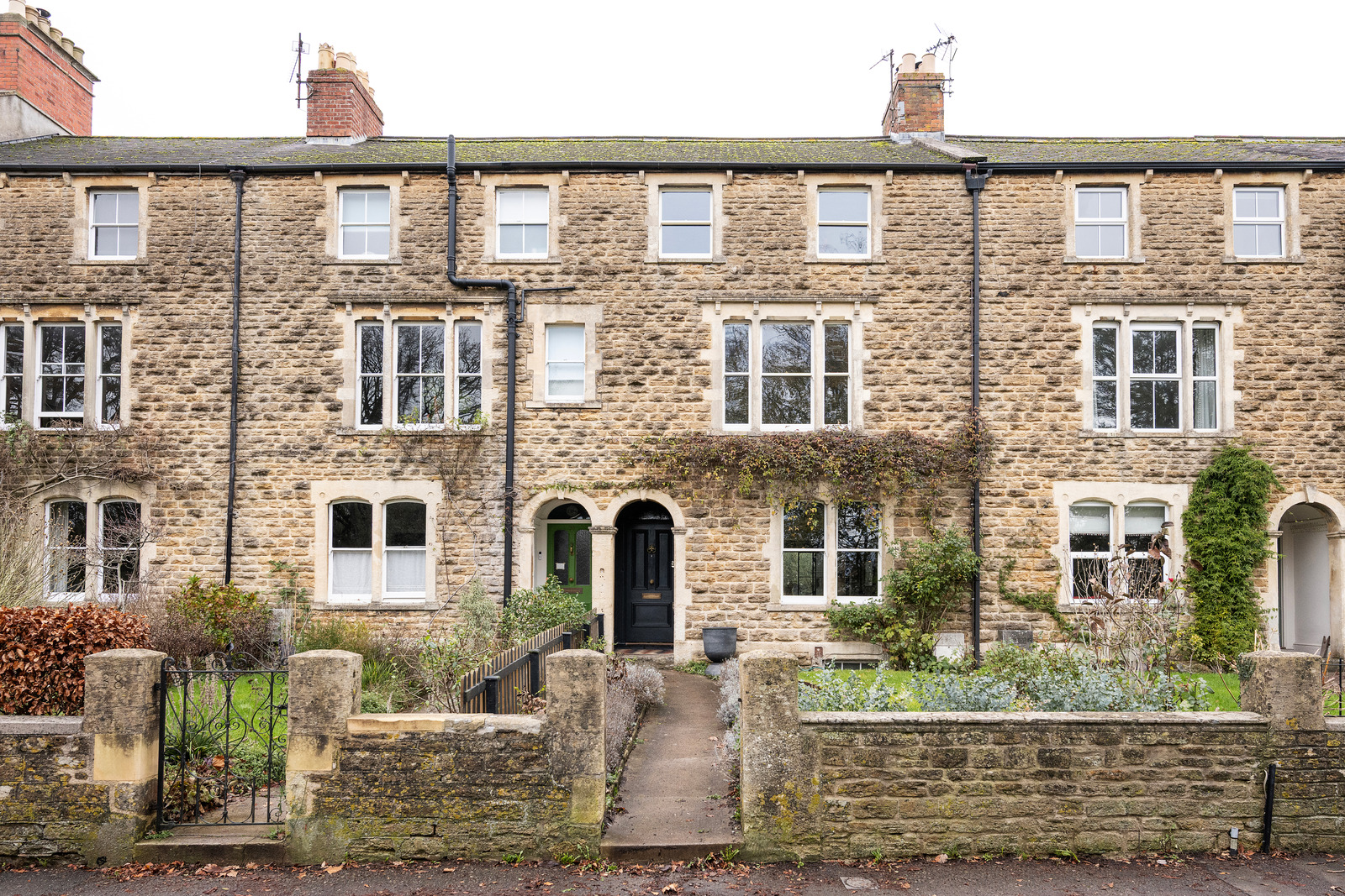 maison accolée familiale rénovée et agrandie sur jardin arrière en Angleterre maison accolée familiale rénovée et agrandie sur jardin arrière en Angleterre