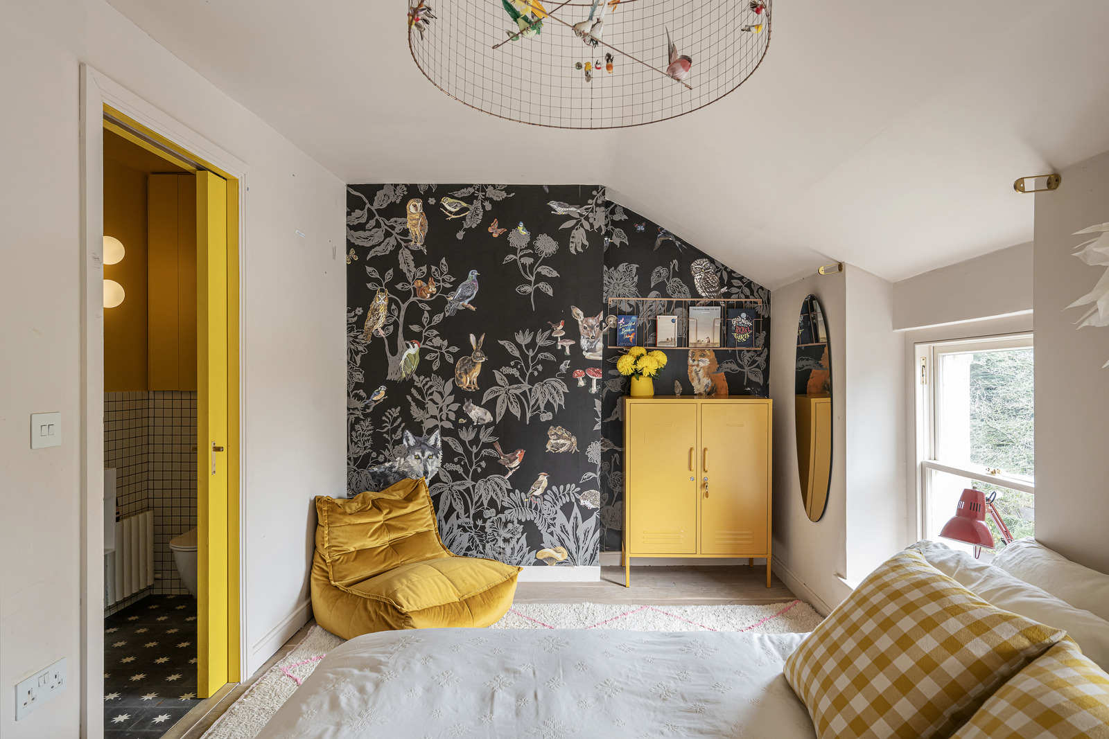 chambre avec papier-peint décoration contemporaine dans maison accolée familiale rénovée en Angleterre chambre avec papier-peint décoration contemporaine dans maison accolée familiale rénovée en Angleterre