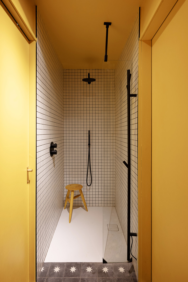 salle de bain jaune décoration contemporaine dans maison accolée familiale rénovée en Angleterre salle de bain jaune décoration contemporaine dans maison accolée familiale rénovée en Angleterre