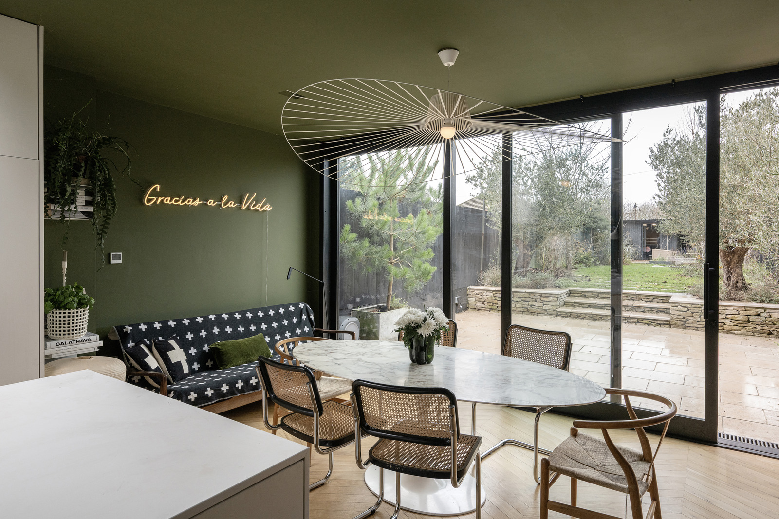 cuisine mur vert décoration contemporaine dans maison accolée familiale rénovée en Angleterre cuisine mur vert décoration contemporaine dans maison accolée familiale rénovée en Angleterre