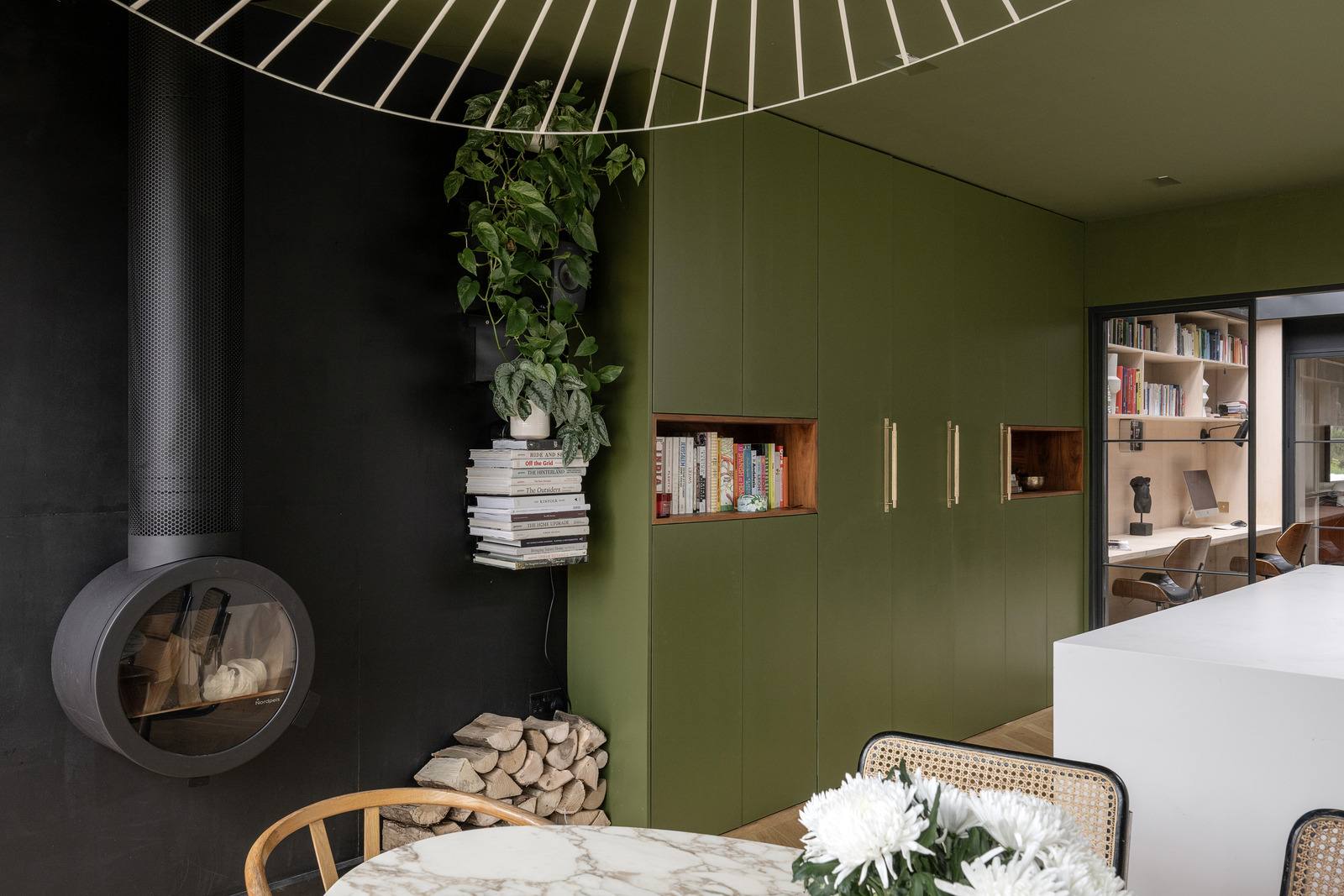 cuisine mur vert décoration contemporaine dans maison accolée familiale rénovée en Angleterre cuisine mur vert décoration contemporaine dans maison accolée familiale rénovée en Angleterre