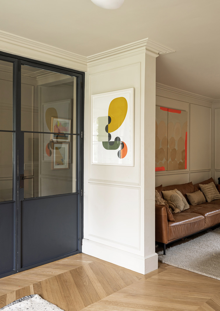 salon canapé cuir fauve décoration contemporaine dans maison accolée familiale rénovée en Angleterre salon canapé cuir fauve décoration contemporaine dans maison accolée familiale rénovée en Angleterre